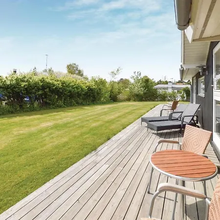 Holiday home Three-bedroom Holiday In